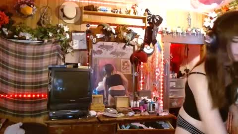Snapshot of pixinun chatting on 12/03/24, 07:11 Izzy online show from 12/03/24, 07:11