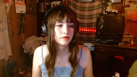 Snapshot of pixinun chatting on 12/18/24, 01:59 Izzy online show from 12/18/24, 01:59