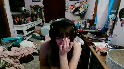 Snapshot of pixinun chatting on 01/09/25, 02:01 Izzy online show from 01/09/25, 02:01