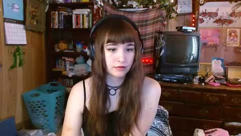 Snapshot of pixinun chatting on 01/15/25, 05:26 Izzy online show from 01/15/25, 05:26