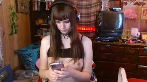 Snapshot of pixinun chatting on 01/18/25, 07:58 Izzy online show from 01/18/25, 07:58