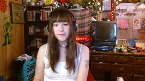 Snapshot of pixinun chatting on 02/11/25, 05:18 Izzy online show from 02/11/25, 05:18