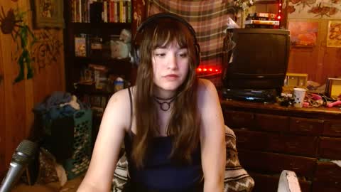 Snapshot of pixinun chatting on 02/18/25, 01:54 Izzy online show from 02/18/25, 01:54