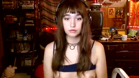 Snapshot of pixinun chatting on 09/15/25, 08:09 Izzy online show from 09/15/25, 08:09
