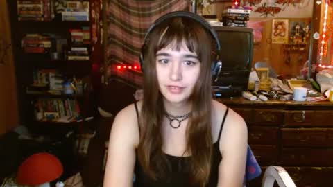 Snapshot of pixinun chatting on 09/18/25, 04:53 Izzy online show from 09/18/25, 04:53