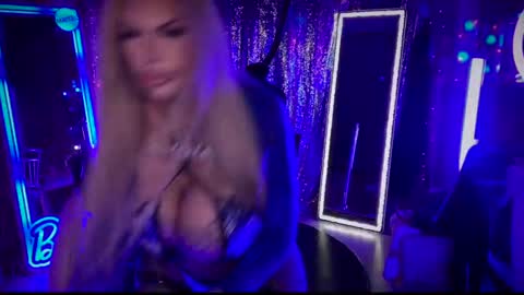 Snapshot of plasticfuckdoll chatting on 01/19/25, 04:22 Dumb bimbo fuck doll online show from 01/19/25, 04:22