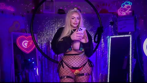 Snapshot of plasticfuckdoll chatting on 02/16/25, 03:15 Dumb bimbo fuck doll online show from 02/16/25, 03:15