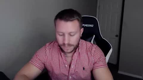 Snapshot of player2pawns chatting on 10/22/25, 01:50 Player online show from 10/22/25, 01:50