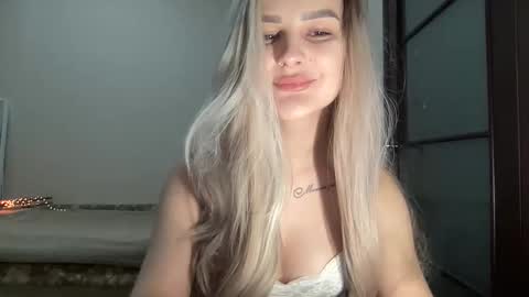 Mia online show from 10/10/25, 09:03