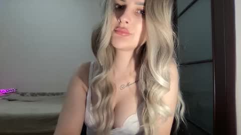 Mia online show from 10/20/25, 09:04