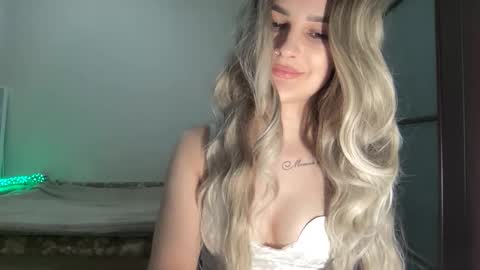 Mia online show from 10/21/25, 08:31