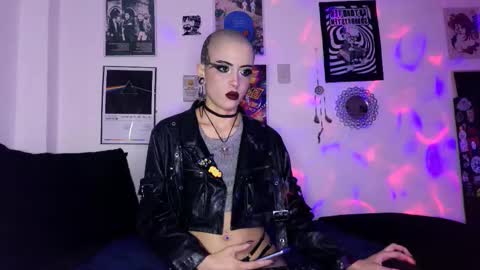 Snapshot of plutonbluemoon_999 chatting on 10/20/25, 02:12 online show from 10/20/25, 02:12