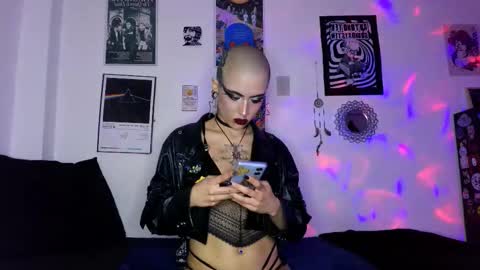 Snapshot of plutonbluemoon_999 chatting on 10/23/25, 01:16 online show from 10/23/25, 01:16