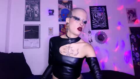 Snapshot of plutonbluemoon_999 chatting on 10/26/25, 01:55 online show from 10/26/25, 01:55