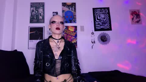 Snapshot of plutonbluemoon_999 chatting on 10/31/25, 12:22 online show from 10/31/25, 12:22