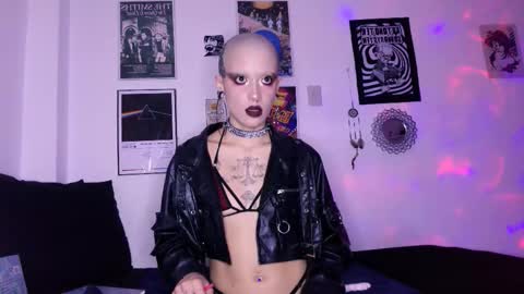 Snapshot of plutonbluemoon_999 chatting on 11/06/25, 12:44 online show from 11/06/25, 12:44