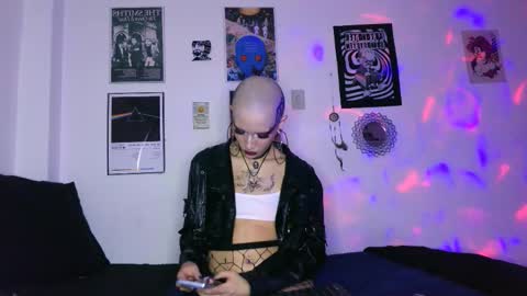 Snapshot of plutonbluemoon_999 chatting on 11/18/25, 11:37 online show from 11/18/25, 11:37