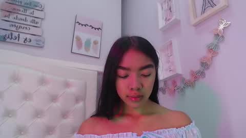 Snapshot of pocahontas_moon chatting on 09/26/25, 01:37 Pocahontas online show from 09/26/25, 01:37