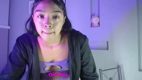 Snapshot of pocahontas_moon chatting on 10/18/25, 04:19 Pocahontas online show from 10/18/25, 04:19