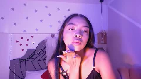 Snapshot of pocahontas_moon chatting on 10/30/25, 02:51 Pocahontas online show from 10/30/25, 02:51