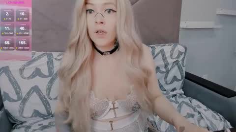 Snapshot of polly_wow chatting on 09/10/25, 10:04 Polly online show from 09/10/25, 10:04