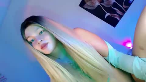 Snapshot of pretty_little_baby28 chatting on 10/07/25, 05:15 Flor online show from 10/07/25, 05:15