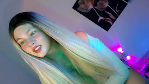 Snapshot of pretty_little_baby28 chatting on 10/08/25, 04:54 Flor online show from 10/08/25, 04:54