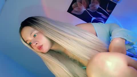 Snapshot of pretty_little_baby28 chatting on 10/20/25, 09:26 Flor online show from 10/20/25, 09:26