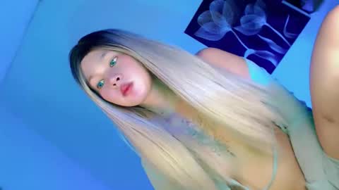 Snapshot of pretty_little_baby28 chatting on 10/26/25, 09:42 Flor online show from 10/26/25, 09:42