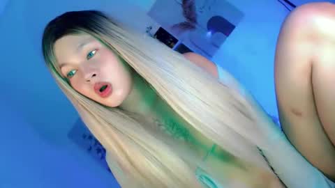 Snapshot of pretty_little_baby28 chatting on 10/31/25, 09:49 Flor online show from 10/31/25, 09:49