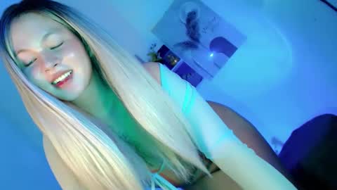 Snapshot of pretty_little_baby28 chatting on 11/09/25, 05:06 Flor online show from 11/09/25, 05:06