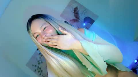 Snapshot of pretty_little_baby28 chatting on 11/10/25, 04:44 Flor online show from 11/10/25, 04:44