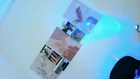 Snapshot of pretty_little_baby28 chatting on 11/11/25, 05:07 Flor online show from 11/11/25, 05:07