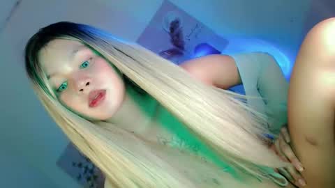 Snapshot of pretty_little_baby28 chatting on 11/13/25, 05:50 Flor online show from 11/13/25, 05:50