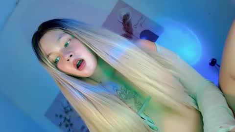 Snapshot of pretty_little_baby28 chatting on 11/16/25, 04:40 Flor online show from 11/16/25, 04:40