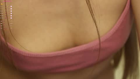 Snapshot of pretty_princess_elina chatting on 02/18/25, 12:26 Elina online show from 02/18/25, 12:26