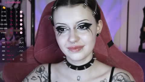 Snapshot of prettybones chatting on 12/10/24, 02:28 Violet online show from 12/10/24, 02:28