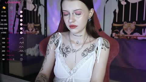 Snapshot of prettybones chatting on 12/13/24, 09:57 Violet online show from 12/13/24, 09:57