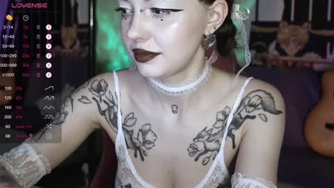 Snapshot of prettybones chatting on 12/20/24, 12:05 Violet online show from 12/20/24, 12:05