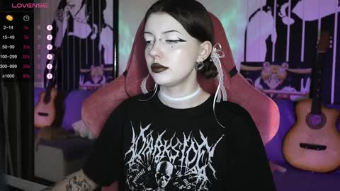 Snapshot of prettybones chatting on 12/21/24, 12:27 Violet online show from 12/21/24, 12:27