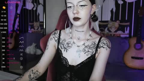 Snapshot of prettybones chatting on 12/27/24, 12:23 Violet online show from 12/27/24, 12:23