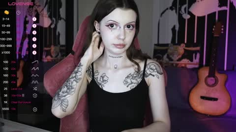 Snapshot of prettybones chatting on 12/29/24, 11:29 Violet online show from 12/29/24, 11:29