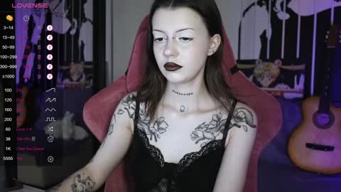 Snapshot of prettybones chatting on 12/30/24, 06:42 Violet online show from 12/30/24, 06:42