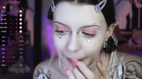 Snapshot of prettybones chatting on 01/01/25, 06:38 Violet online show from 01/01/25, 06:38