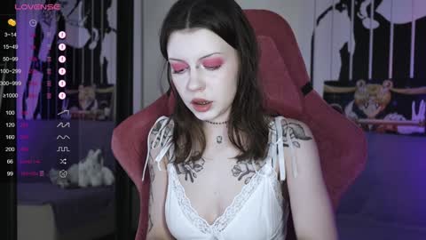 Snapshot of prettybones chatting on 01/04/25, 12:05 Violet online show from 01/04/25, 12:05