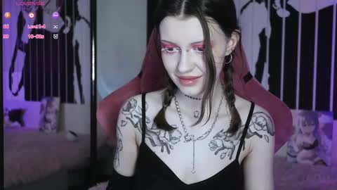 Snapshot of prettybones chatting on 03/08/25, 12:41 Violet online show from 03/08/25, 12:41
