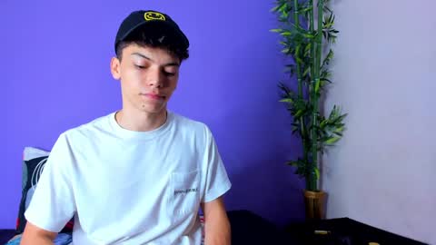 Snapshot of prettybunnies08 chatting on 01/15/25, 04:15 Enzo Denis online show from 01/15/25, 04:15