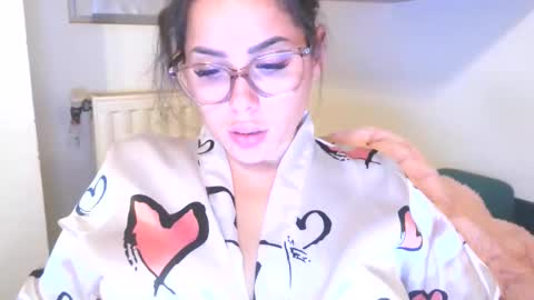 prettyjulliette online show from 10/28/25, 01:09