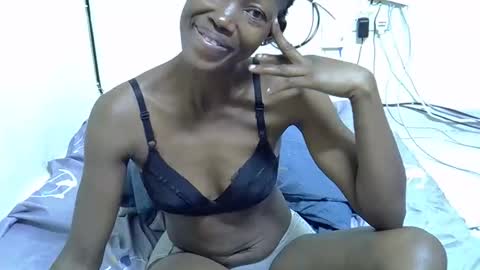 Snapshot of prettyqueen24 chatting on 11/15/25, 02:42 Pretty Queen online show from 11/15/25, 02:42