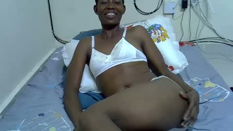 Snapshot of prettyqueen24 chatting on 11/17/25, 04:24 Pretty Queen online show from 11/17/25, 04:24